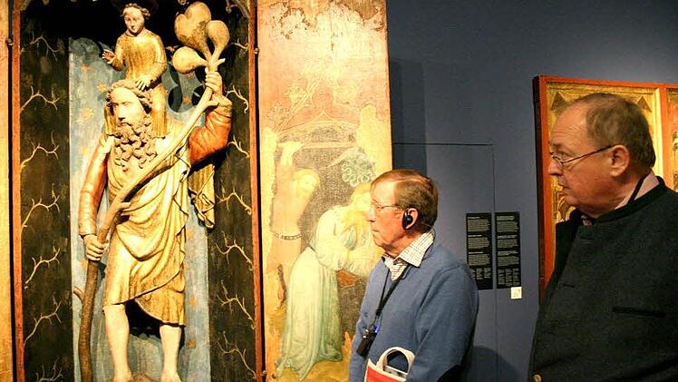 Bei seiner jüngsten Exkursion wanderte der Heimatverein auf den Spuren Kaiser Karls IV. Rechts Erster Vorsitzender Dieter George beim Betrachten eines Exponates der aktuellen Ausstellung im Germanischen Nationalmuseum in Nürnberg.  Fotos: Andreas Oswald
