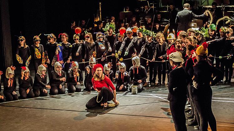 "Compose Janácek": Schüler aus Neustadt und Coburg präsentierten ihre Version der Oper "Das schlaue Füchslein" im Landestheater. Foto: Jochen Berger