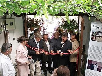 Gemeinsam durchschnitten Kulmbacher und Bursaner 2010 das rote Band am neuen Gästehaus und Museum in Cumalikizik. Foto: BR-Archiv