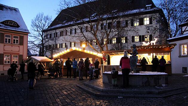 Vor dem Rathaus rund um den Georgsbrunnen entsteht wieder ein kleines Weihnachtsdorf. Richard S&auml;nger (Archiv)