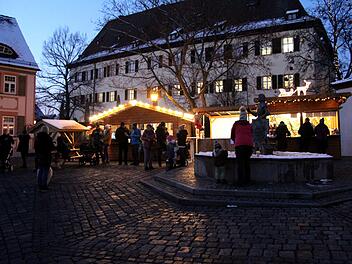 Vor dem Rathaus rund um den Georgsbrunnen entsteht wieder ein kleines Weihnachtsdorf. Richard Sänger (Archiv)