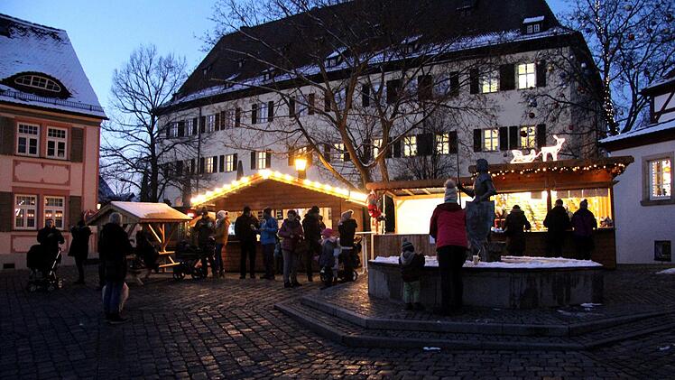 Vor dem Rathaus rund um den Georgsbrunnen entsteht wieder ein kleines Weihnachtsdorf. Richard Sänger (Archiv)