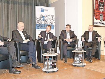 Sie diskutierten über das Thema "Wie wird ein Unternehmen erfolgreich alt?": Dr. Georg Hanen, Matthias Horx, Moderator Jürgen Gläser, Markus Urrutia, Peter Heil und Ferdinand Fürst zu Castell-Castell (von links nach rechts).  Foto: Dieter Britz