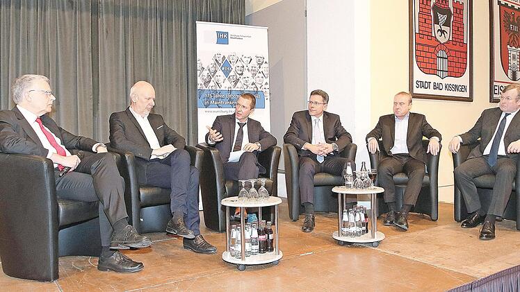 Sie diskutierten über das Thema "Wie wird ein Unternehmen erfolgreich alt?": Dr. Georg Hanen, Matthias Horx, Moderator Jürgen Gläser, Markus Urrutia, Peter Heil und Ferdinand Fürst zu Castell-Castell (von links nach rechts).  Foto: Dieter Britz