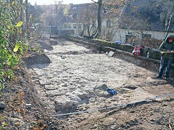 Fund im westlichen Schlossgraben: Man erkennt das Fundament der "neueren" Burgmauer und dahinter einen kleinen Kanal, der seit dem Hochmittelalter nach rechts in Richtung Burgmauer verlief.  Fotos: Bernhard Panzer