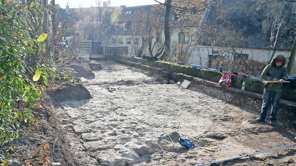 Fund im westlichen Schlossgraben: Man erkennt das Fundament der "neueren" Burgmauer und dahinter einen kleinen Kanal, der seit dem Hochmittelalter nach rechts in Richtung Burgmauer verlief.  Fotos: Bernhard Panzer
