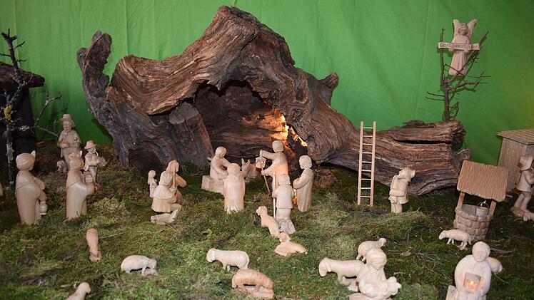 Eine Krippe ist aus Lindenholz. Foto: Petra Malbrich