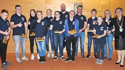 Daumen hoch f&uuml;r die Jugendfeuerwehr der Gemeinde Kleinsendelbach  Foto: Karl Heinz Wirth