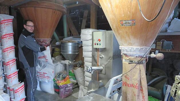 Hier wird gemahlen und gef&uuml;llt. Fotos: Monika Sch&uuml;tz