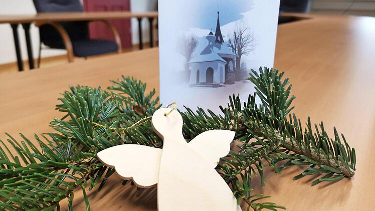 Eine Karte und ein Tannenzweig mit dem "Engel der Hoffnung" bekamen die Über-80-Jährigen in Wallenfels. Foto: Susanne Deuerling