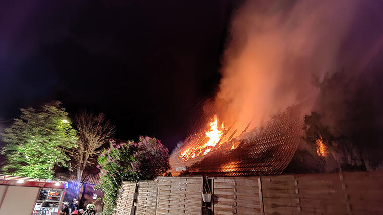 Einfamilienhaus in Vollbrand: 200 Kräfte kämpfen gegen Flammen