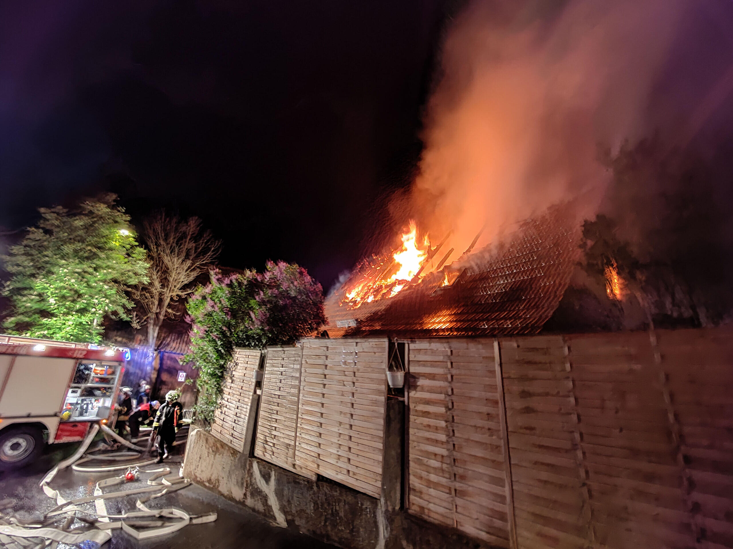 wollbach einfamilienhaus brennt in der nacht 200 feuerwehrleute im einsatz kripo ermittelt