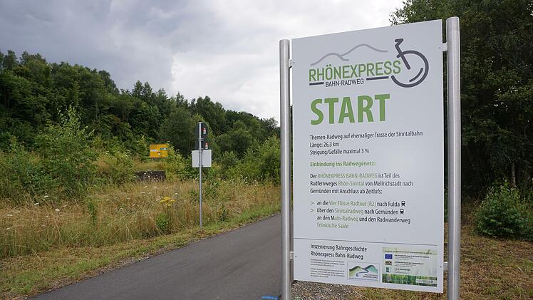 Der Rhön-Express Bahnradweg, eines der touristischen Gemeinschafts- und  Vorzeigeprojekte der Brückenauer Rhönallianz. Eine Ausweitung des  Radwegenetzes zu den Gemeinden wäre ein denkbares weiteres Projekt.  Foto: Marion Eckert