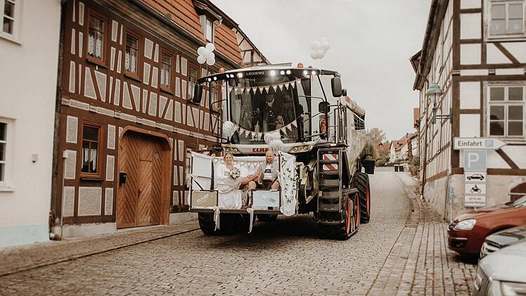 Kreis Coburg: Ehepaar erfüllt sich Traumhochzeit - mit einem außergewöhnlichen "Brautauto"