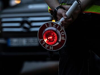 In der Nacht von Freitag auf Samstag provozierte ein junger Mann mit seinem Fahrverhalten bewusst seine Kontrolle durch die Polizei. In der Nacht von Freitag auf Samstag provozierte ein junger Mann mit seinem Fahrverhalten bewusst seine Kontrolle durch die Polizei.