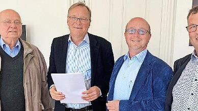 Oberb&uuml;rgermeister Andreas Starke nahm die Protestunterschriften in Empfang.