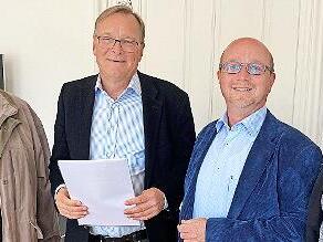 Oberbürgermeister Andreas Starke nahm die Protestunterschriften in Empfang.