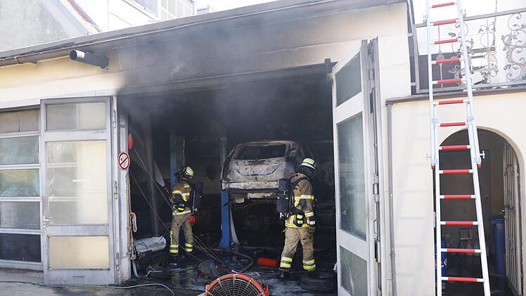 Feuer in F&uuml;rther Autowerkstatt