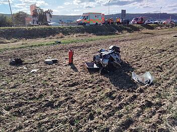 Lohr am Main: Motorradfahrt endet im Acker - Hubschrauber transportiert Verletzten ab