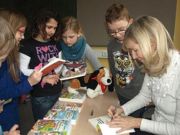 Autorin Rosi Wanner gab den Grundschülern Autogramme. Foto: Stefan Geiger