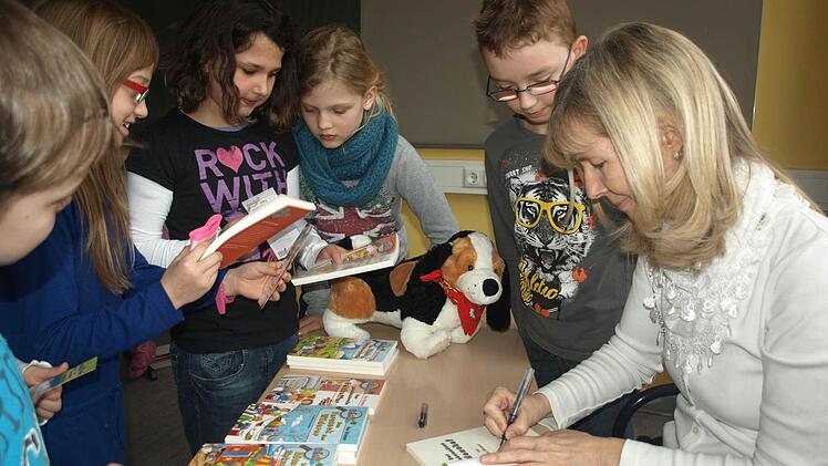 Autorin Rosi Wanner gab den Grundschülern Autogramme. Foto: Stefan Geiger