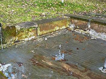 Schon auf den ersten Blick wird deutlich, dass die beliebte Kneippanlage bei Ebersbach nicht benutzbar ist. Der starke Frost hat ganze Arbeit geleistet, der Sandstein bröselt, das Becken ist undicht. Es wird dauern, bis hier wieder gekneippt werden kann. Foto: Klaus-Peter Wulf