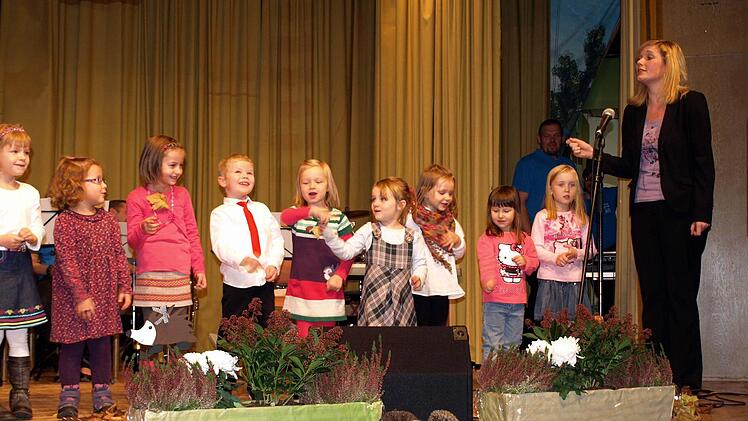 Yvonne Schütz (re) und ein Teil ihrer Kinder aus der musikalischen Früherziehung. Moritz Müller-Gei (4. v. li) ist bei den Mädchen der Hahn im Korb.