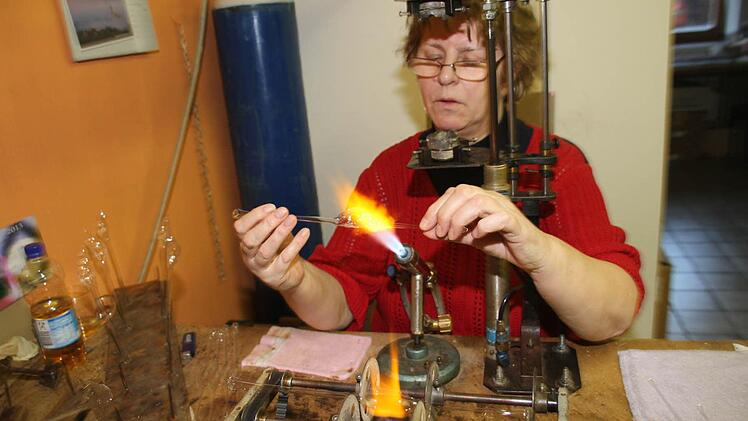 Auch Christa Müller-Blech ist ist Glasbläserin. Sie bläst Vögel - und dreht die Überreste ab, das wird später der Schnabel.