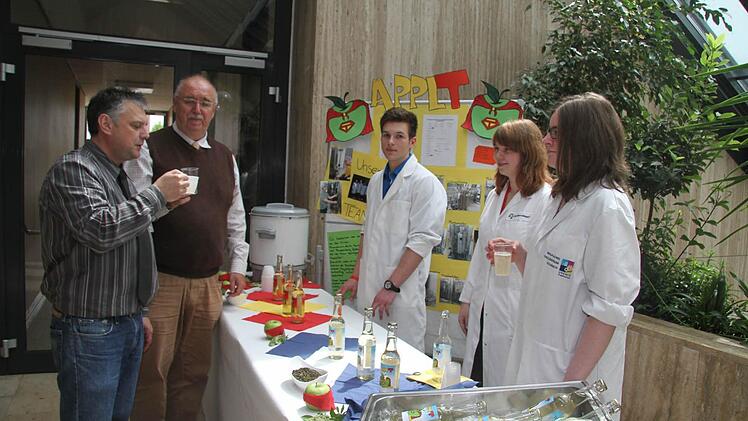Michael Bamberger und Siegfried Günther testen den ÄpplT in heißer und kalter Form.