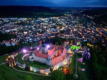 Kronach leuchtet: Die Festung Rosenberg, aus der Luft fotografiert.  Foto: Otmar Fugmann