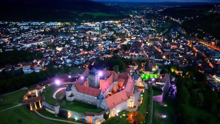 Kronach leuchtet: Die Festung Rosenberg, aus der Luft fotografiert.  Foto: Otmar Fugmann