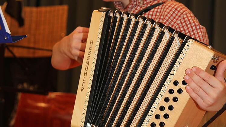 Jonas Hagen spielt mit fünf Jahren schon Akkordeon. Er trug "Hänsel und Gretel" vor.