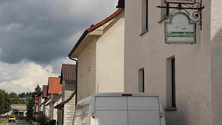 Im Vordergrund rechts das Ausweichquartier, im Hintergrund links der Kindergarten mit dem gelben Dach.