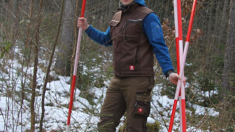 Forst-Anwärter Justus Humpert zeigt, wie die auf der Karte markierten Punkte in der Praxis abgesteckt werden. Foto: Sonja Adam