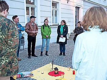 Karl Heinz Biendarra, Sabine Kursch und Lisa Maier (von links) organisieren die Mahnwachen in Höchstadt bereits seit der Katastrophe in Fukushima am 11. März 2011. Foto: Maria Leicht