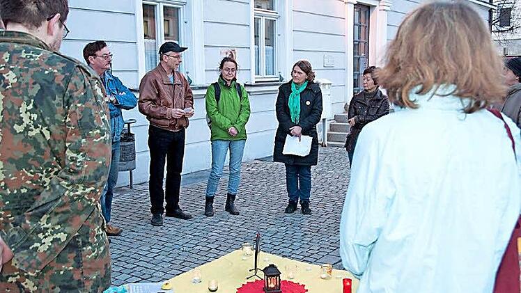 Karl Heinz Biendarra, Sabine Kursch und Lisa Maier (von links) organisieren die Mahnwachen in Höchstadt bereits seit der Katastrophe in Fukushima am 11. März 2011. Foto: Maria Leicht