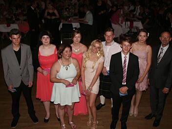 Die Jahrgangsbesten (v.l.): Lukas Fischer, Madeleine Stegbauer, Cansel Peker, Nadine Emmert, Anna-Lena Puchinger, Moritz Müller, Johannes Horlitz und Julia Heßler Foto: Sylvia Hubele