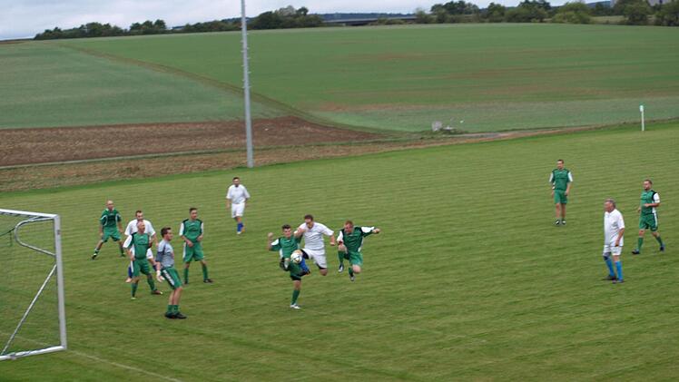 Sportplatzeinweihung in Oerlenbach. Foto: Stefan Geiger