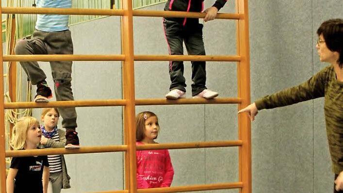 Nicht mehr alltäglich: die Körpererfahrung beim Überklettern einer Sprossenwand  Foto: Günther Geiling