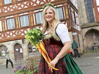 Beim Tag der offenen Brauereien präsentiert Carinna Schneider ihre neue Tracht.  Fotos: Barbara Herbst