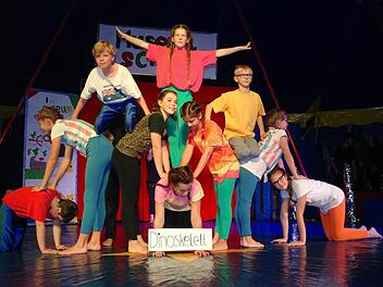 Beim "Zirkus Schnipp" tranieren Kinder nicht nur das Balancieren, sondern ganz nebenbei auch das soziale Miteinander. Gejubelt wird immer, auch wenn eine Nummer mal nicht perfekt ist. Im Vordergrund steht die Gruppendynamik. Foto: Stephanie Elm