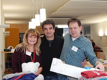 Beate Reitz, Karl-Heinz Reitz und Rainer Popp (von links) vom Team des "Café Basar" freuen sich über die Spendenbereitschaft der Menschen in Bamberg. Foto: Lisa Konstantinidis