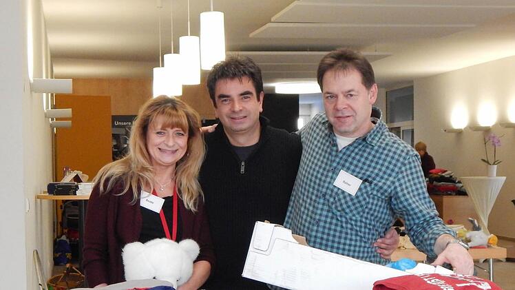 Beate Reitz, Karl-Heinz Reitz und Rainer Popp (von links) vom Team des "Café Basar" freuen sich über die Spendenbereitschaft der Menschen in Bamberg. Foto: Lisa Konstantinidis