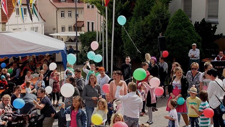 Start zum Luftballonwettbewerb