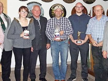 Siegerehrung bei der Ortsmeisterschaft (von links): Marion Erhardt (Beste Serie), Fritz Turnwald (Oberschützenmeister), Janine Erhardt (Jedermannkönig), Helmut Fischer (Bürgermeister), Detlef Simniok (Ortsmeister), Simon Füchsel, Günter Holland (Beste Mannschaft) und Konrad Laux (Schießleiter).  Foto: Klaus Gagel