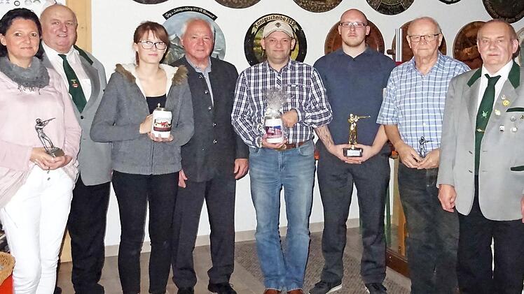 Siegerehrung bei der Ortsmeisterschaft (von links): Marion Erhardt (Beste Serie), Fritz Turnwald (Oberschützenmeister), Janine Erhardt (Jedermannkönig), Helmut Fischer (Bürgermeister), Detlef Simniok (Ortsmeister), Simon Füchsel, Günter Holland (Beste Mannschaft) und Konrad Laux (Schießleiter).  Foto: Klaus Gagel