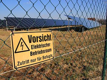 Hinter Oberbrunn steht diese Freiland-Solaranlage mit einer Fläche von rund 3,5 Hektar.Tobias Kindermann