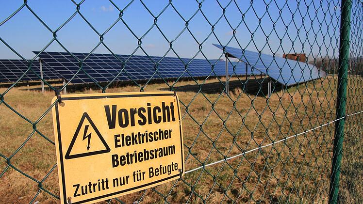 Hinter Oberbrunn steht diese Freiland-Solaranlage mit einer Fläche von rund 3,5 Hektar.Tobias Kindermann