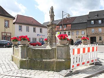 Bei einem Autounfall am Freitag wurde der  Christophorus-Brunnen  auf dem  Stadtsteinacher Marktplatz schwer beschädigt. Wie lange die Reparatur dauern wird,  ist derzeit nicht absehbar.    Ob's heuer noch was wird, scheint eher unwahrscheinlich.  Foto: Feuerwehr Stadtsteinach