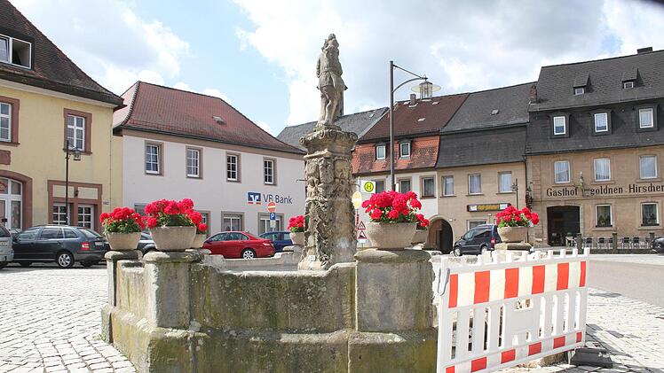 Bei einem Autounfall am Freitag wurde der  Christophorus-Brunnen  auf dem  Stadtsteinacher Marktplatz schwer beschädigt. Wie lange die Reparatur dauern wird,  ist derzeit nicht absehbar.    Ob's heuer noch was wird, scheint eher unwahrscheinlich.  Foto: Feuerwehr Stadtsteinach